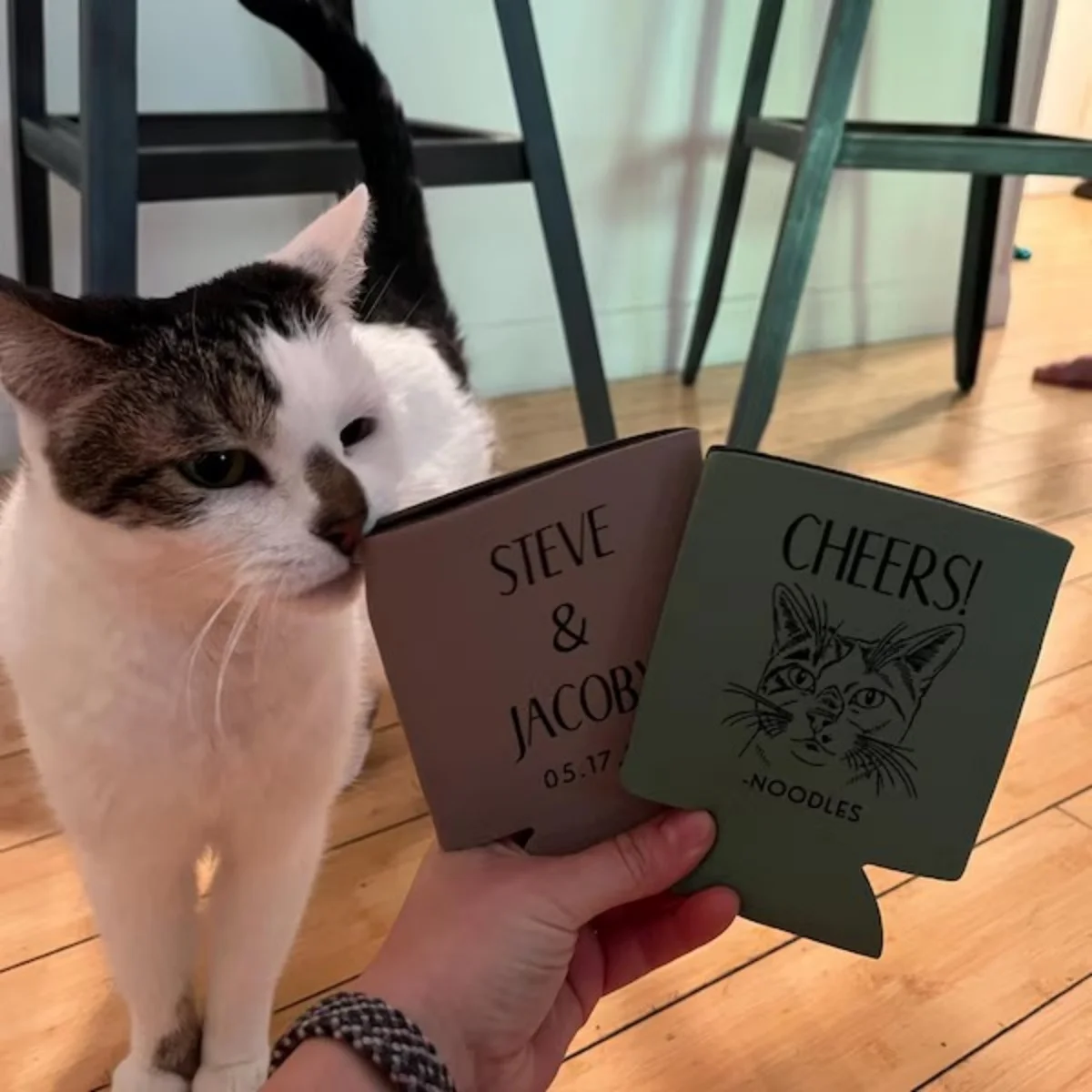 

Охладитель свадебной банки с портретом домашних животных на заказ, индивидуальная иллюстрация домашних животных, персонализированные свадебные сувениры, держатель для напитков, изолятор банки, мы