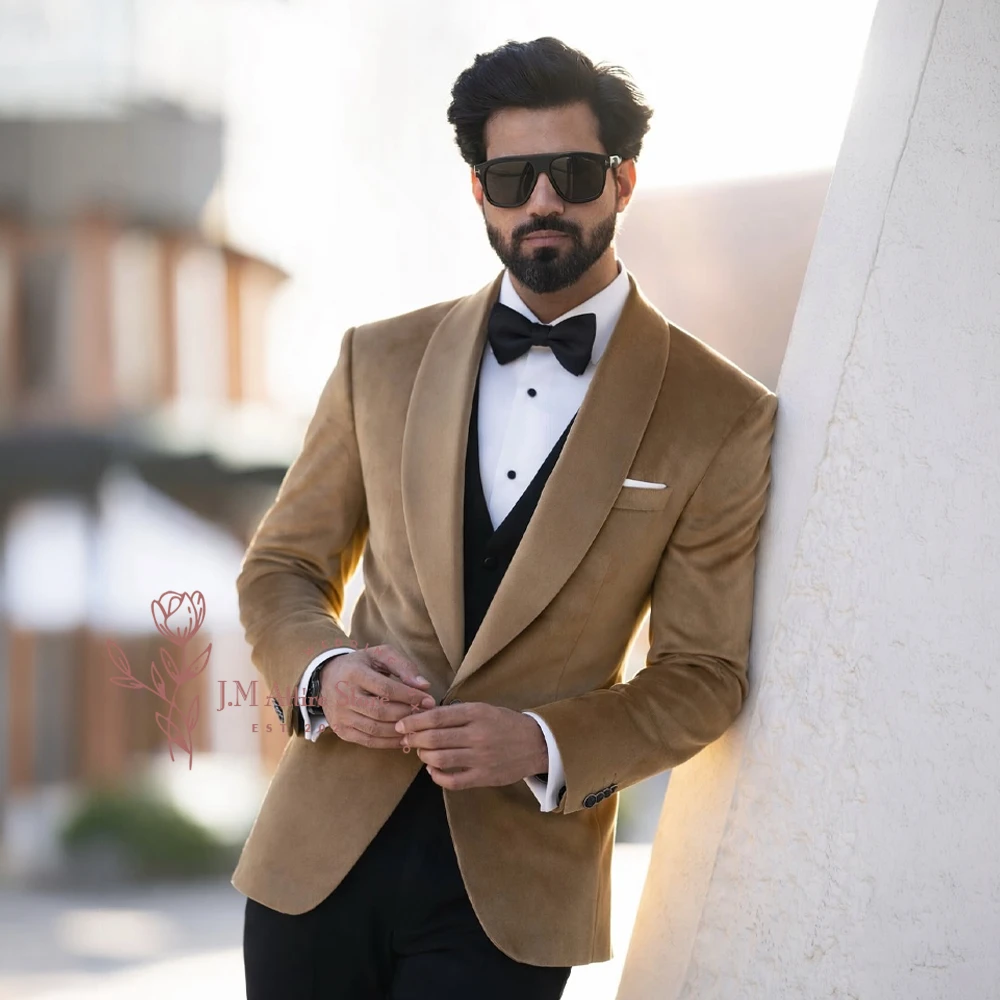 Traje de Novio Clásico de 4 Piezas para Hombre, Chaqueta de Terciopelo Color Camel, Chaleco Negro, Pantalones y Pajarita, Esmoquin a Medida para Novio, Fiesta de Graduación