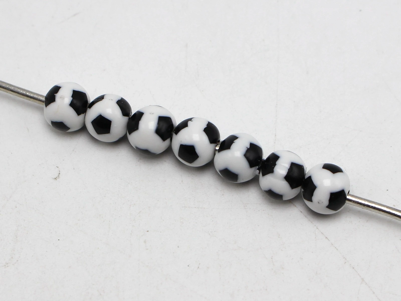 200 Black & White Color Acrylic Soccer Ball Football Round Beads 8mm