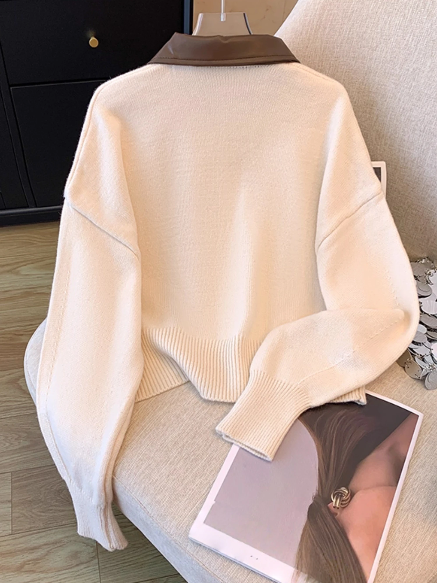 Women's Zip-Up Leather Collar Patchwork Knit Cardigan, Short Slim-Fit Fashionable Sweater Jacket, Suitable for Daily Commuting in Spring and Autumn / Mature Style Outfit Piece