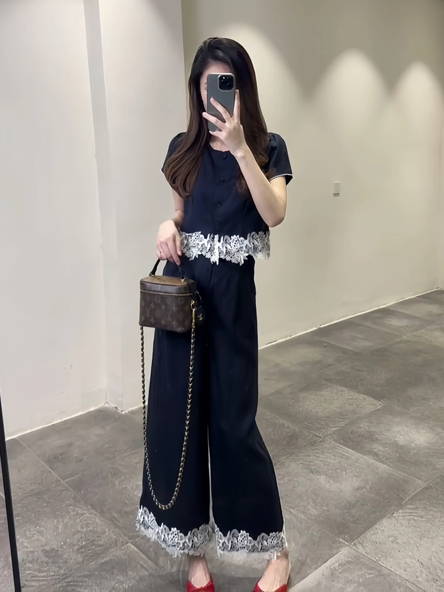 

Элегантный кружевной топ с коротким рукавом и брюки с широкими штанинами: женский модный комплект из двух предметов, лето 2026, бренд La La Yishang, круглый вырез