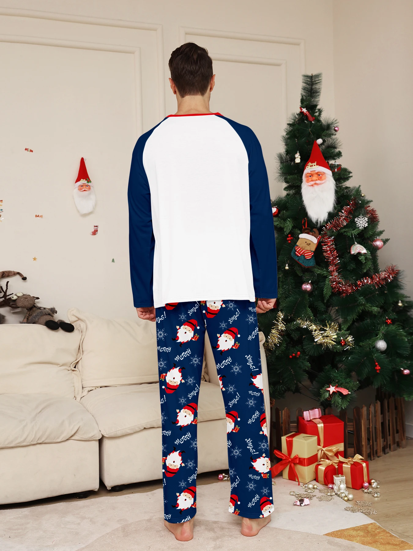 مجموعة بيجامات عيد الميلاد للزوجين - بلوزة راجلان بطبعة سانتا وسراويل ندفة الثلج البحرية
