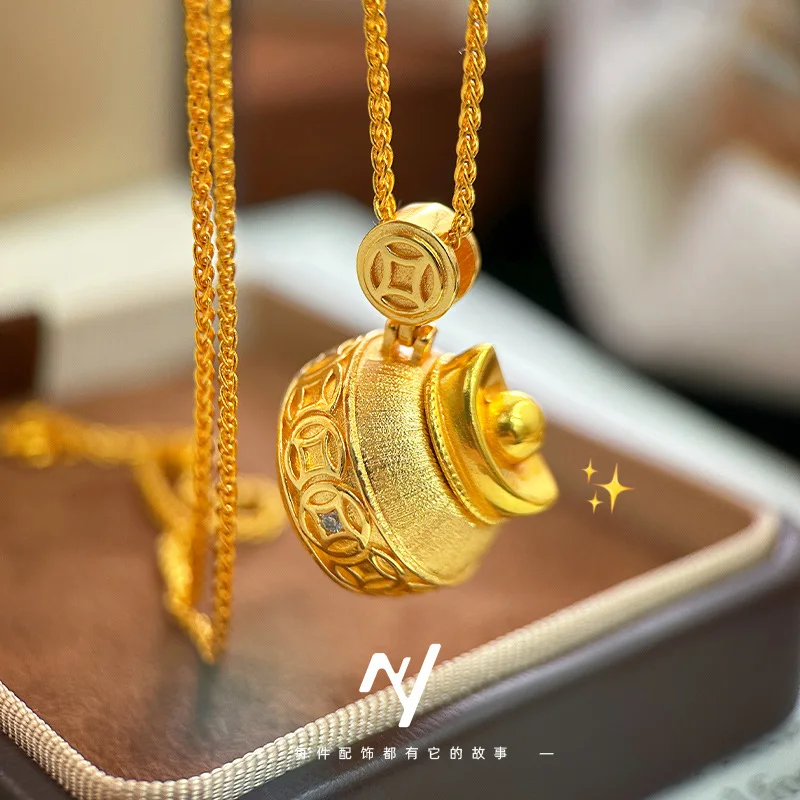 

Изысканное колье-талисман из меди с покрытием под 24K золото 9999 пробы, в стиле промышленного дизайна, с элементами матовой отделки, в форме слитка, денежной сумки, монеты или мешочка удачи, с бриллиантовой огранкой.