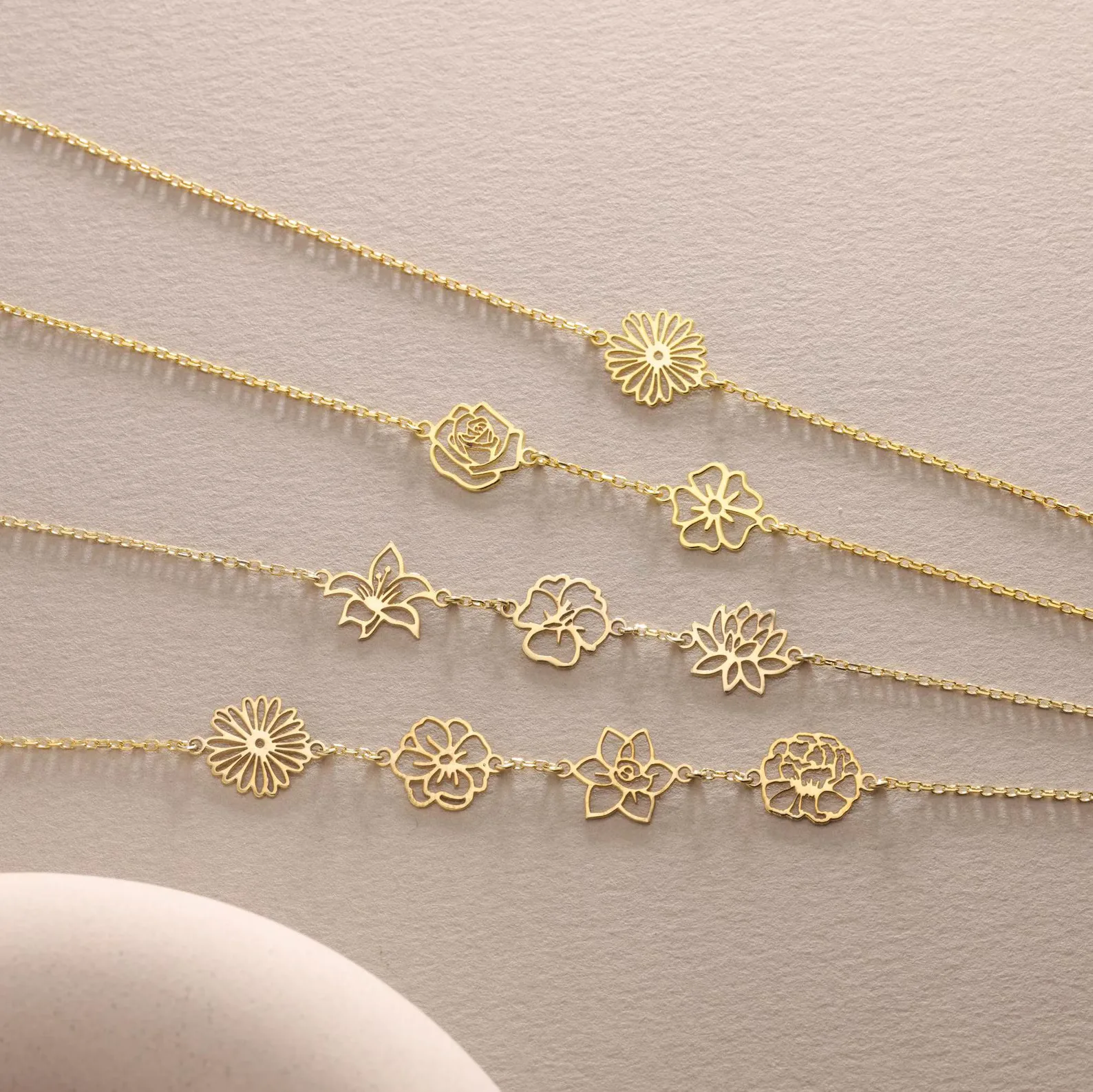 

Amaxer Custom Gold Color Birth Flower Bracelet Dainty Birth Flower Bracelet for Women Girls Dainty Minimalist Jewelry Gifts