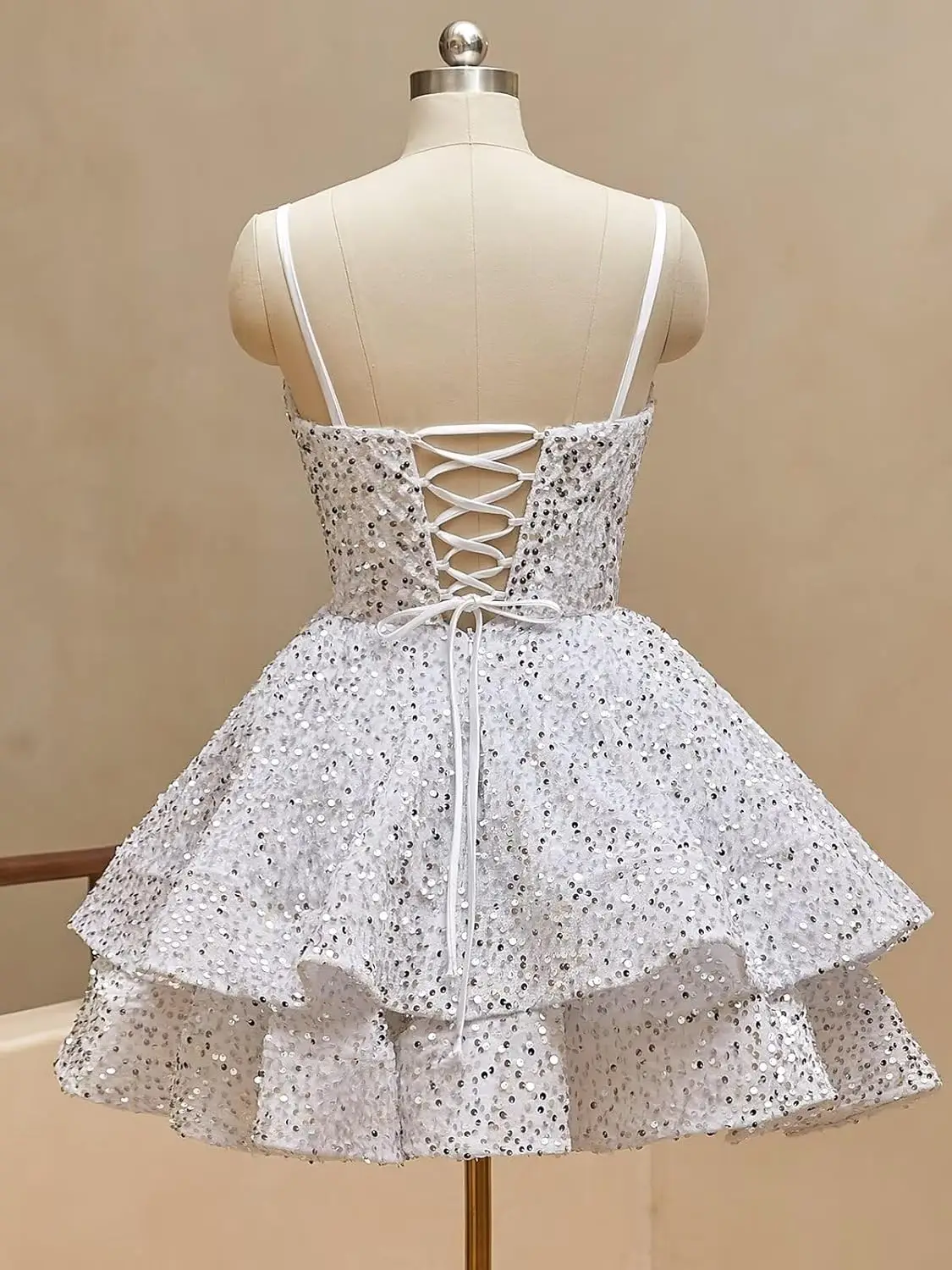 فساتين قصيرة لحفلات العودة للوطن 2025 سباركلي ترتر متدرج الكرة ثوب السباغيتي الأشرطة الخامس الرقبة مشد فستان حفلة موسيقية فساتين لحفلات الكوكتيل