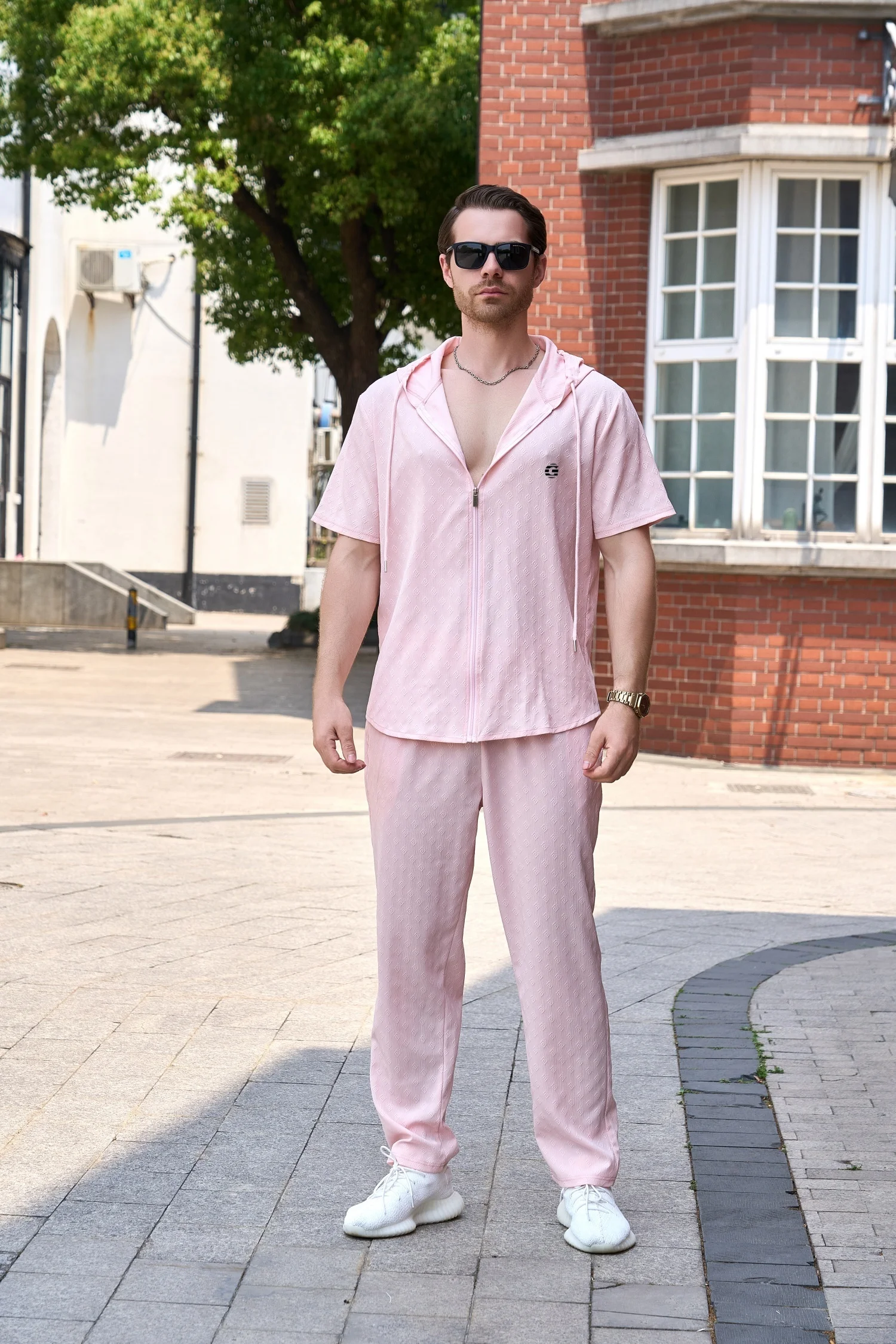 A new spring and summer casual sports hooded set for men, a two-piece set of loose short-sleeved shirts and long pants for Hawai