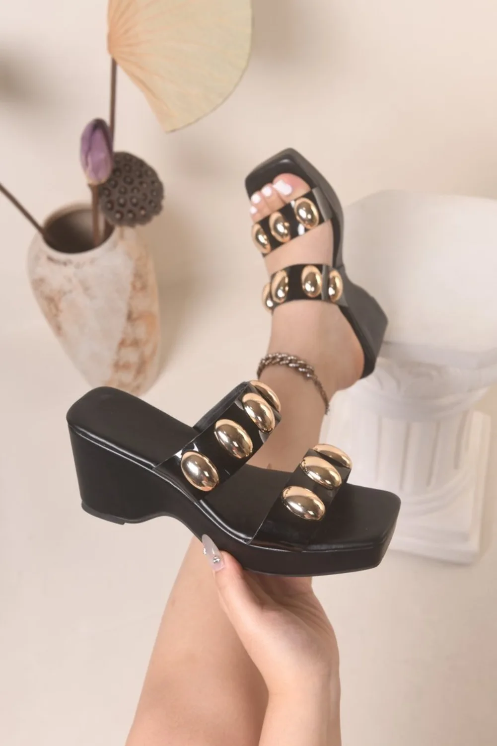 2026 Neue Nietenbesetzte Metallschnallen-Blockabsatz-Sandalen Sommer Neue Runde Zehenpartie Ausgeschnittene Plattform Rutschfeste Absatzschuhe Modische Sandalen – Detail 10