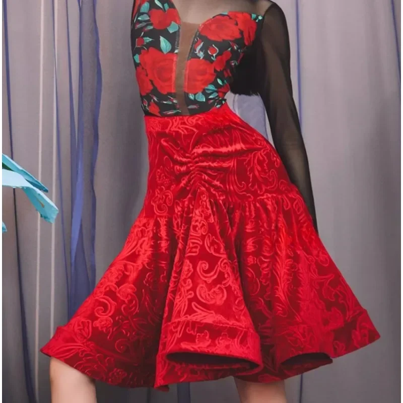 أزياء النساء اللاتينية الرقص أداء الكبار طويلة الأكمام المطبوعة بذلة التنانير دعوى تشاتشا رومبا فستان رقص اللاتينية