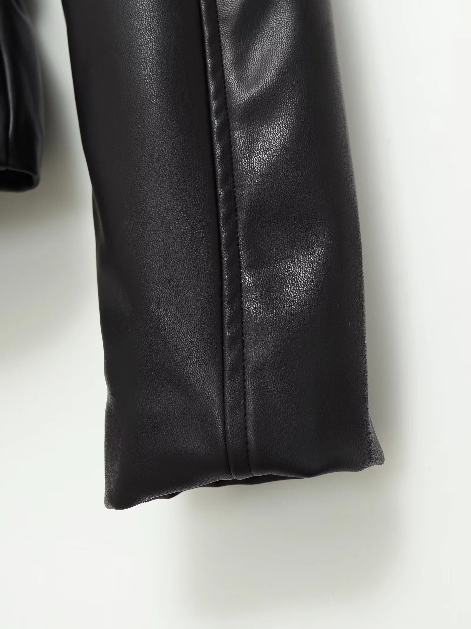 เสื้อแจ็คเก็ตหนังเทียมทรงเข้ารูป แขนยาว ปกเสื้อแบบปกเชิ้ต ติดกระดุมแถวเดียว มีเข็มขัด สไตล์ลำลอง เรียบง่าย แฟชั่นใหม่สำหรับผู้หญิง ฤดูใบไม้ร่วง UNIZERA2025