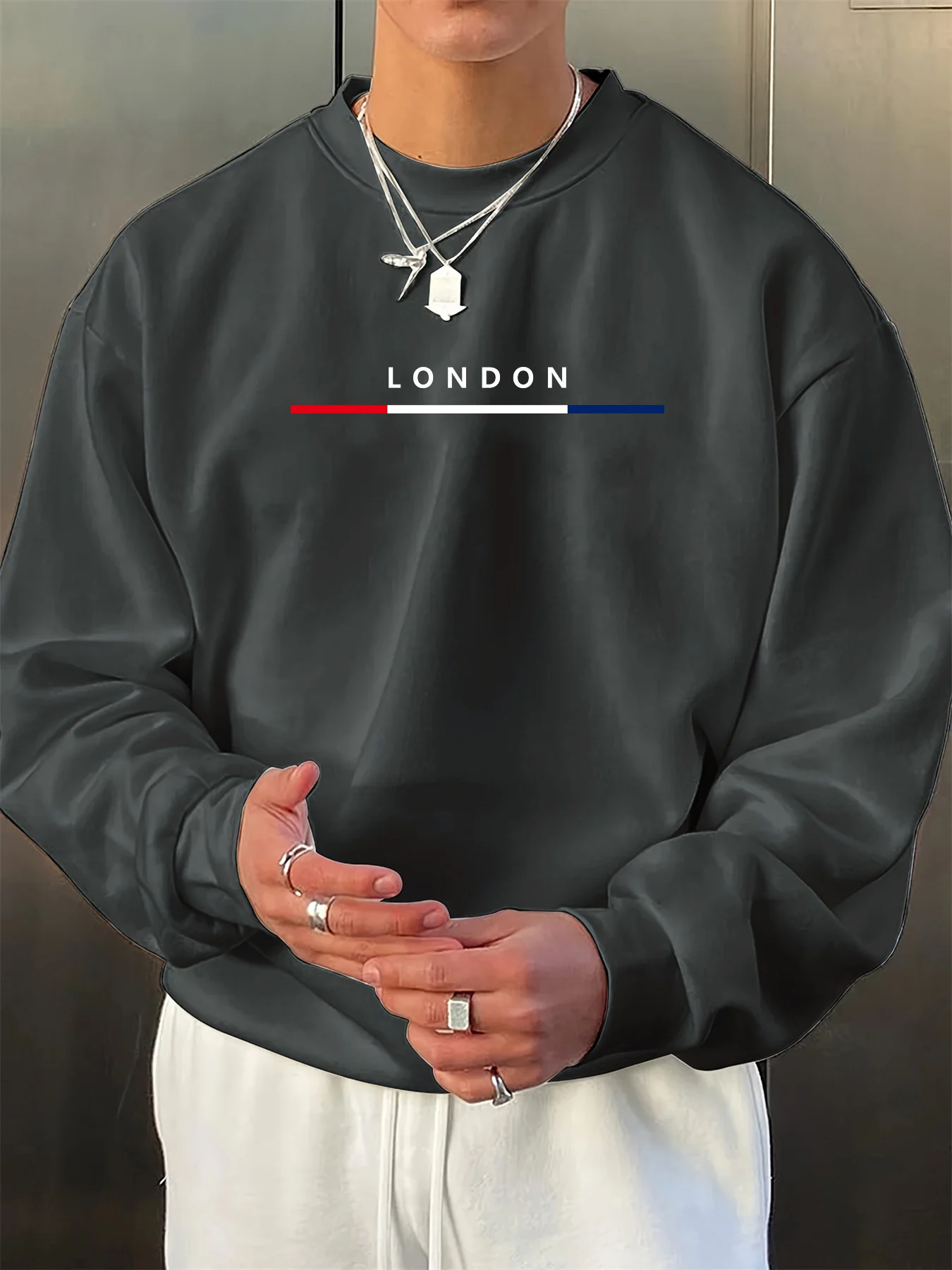 سترة رجالية عصرية للخريف والشتاء فضفاضة بنمط حروف لندن مطبوعة بأكمام طويلة ورقبة دائرية