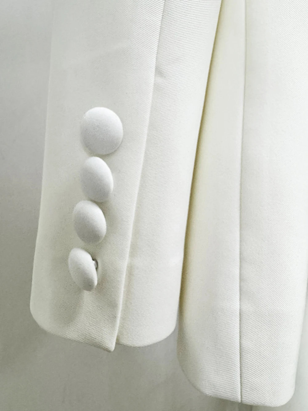 ชุดสูทผู้หญิงสีขาวแบบหรูหราประดับลูกปัด แบรนด์ Modphy ประกอบด้วยเสื้อเบลเซอร์แบบมีซิปและกางเกงขายาวทรงกว้าง ชุดสองชิ้น สไตล์ลำลอง เรียบหรู