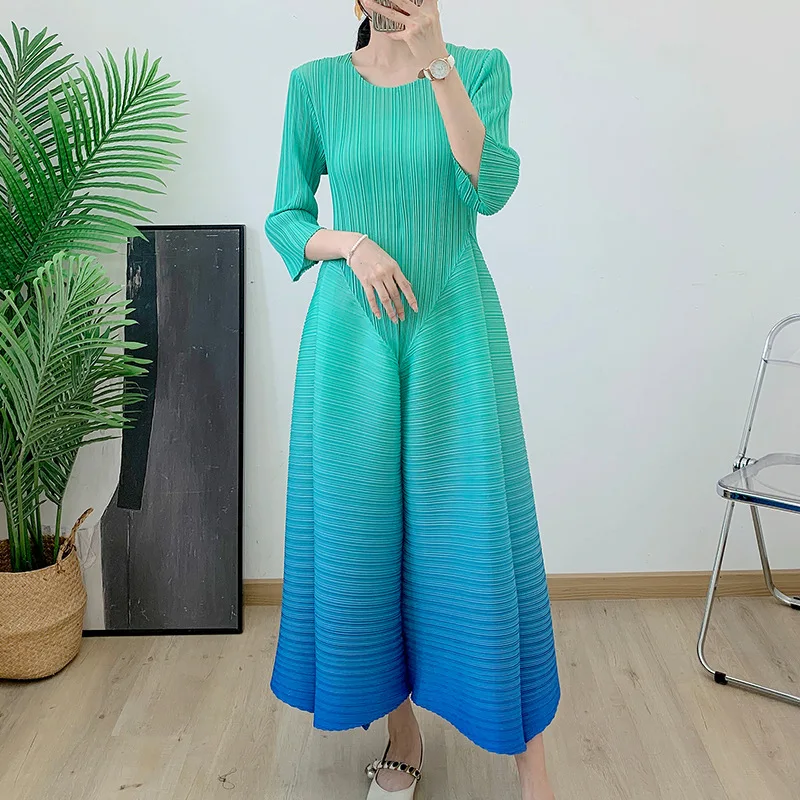 Round Necked 3/4 Sleeve Pleated Gradient Skirt 2024 Spring New Pleated Versatile Lantern Skirt Looks Slim and Stylish