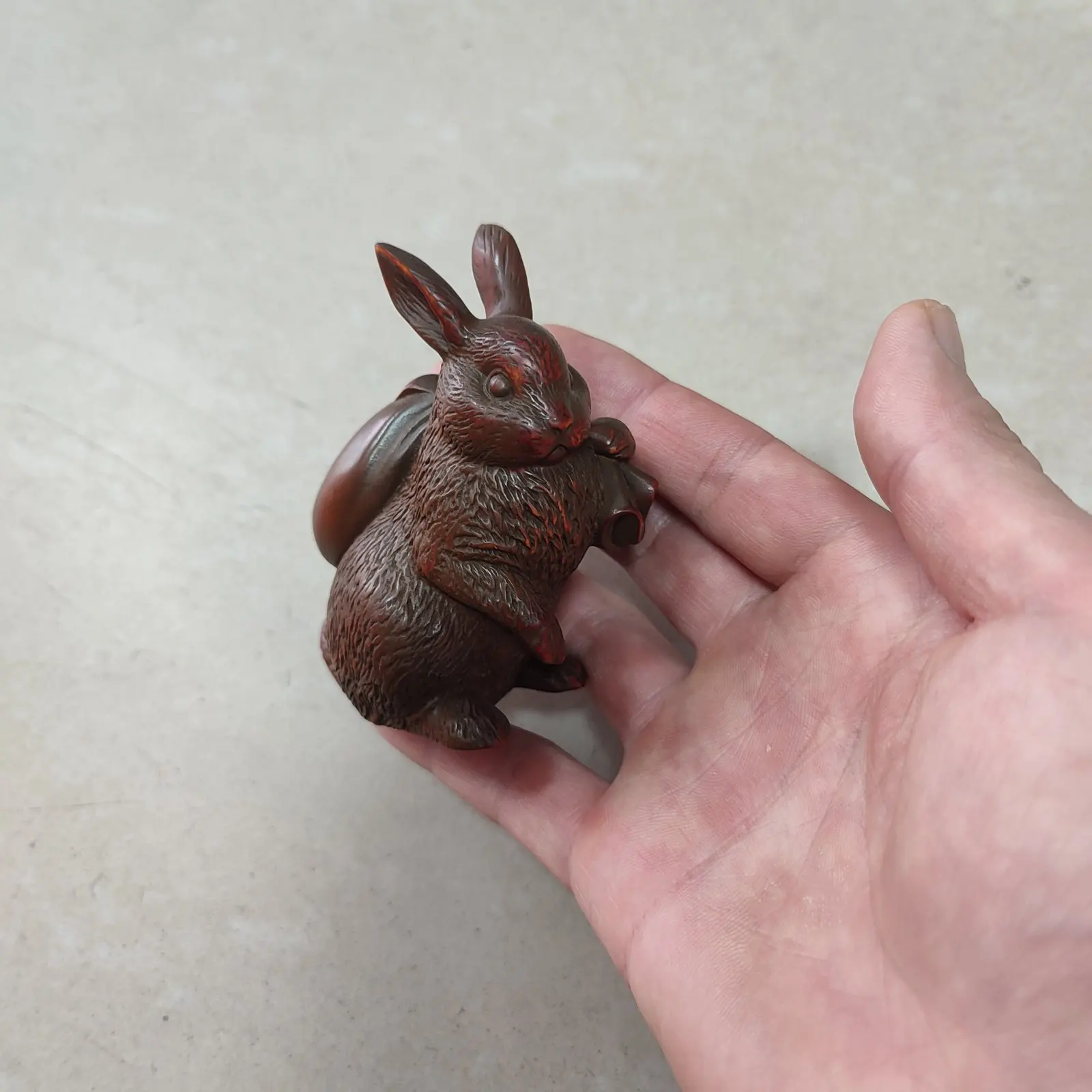 Wooden Carving Nice Little Rabbit Purse Statue Lovely Woodwork Special Xmas Gift decorative sculpture home