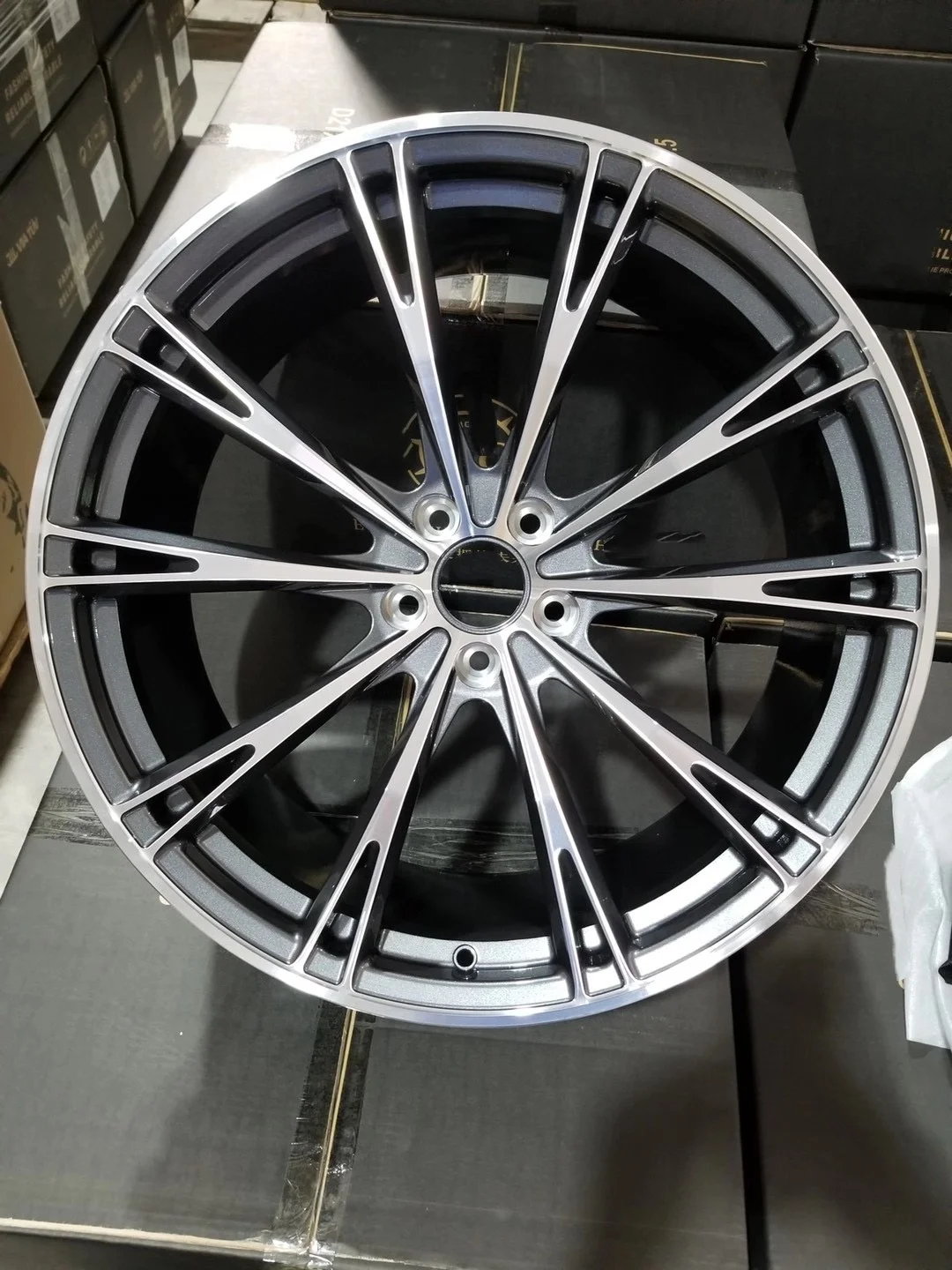 متوفر في المخزون 18 19 20 بوصة إطارات عجلات مصنوعة من خليط معدني عرض 8.0J 8.5J 9.0J PCD 5*112 لإطارات عجلات سيارة الركاب
