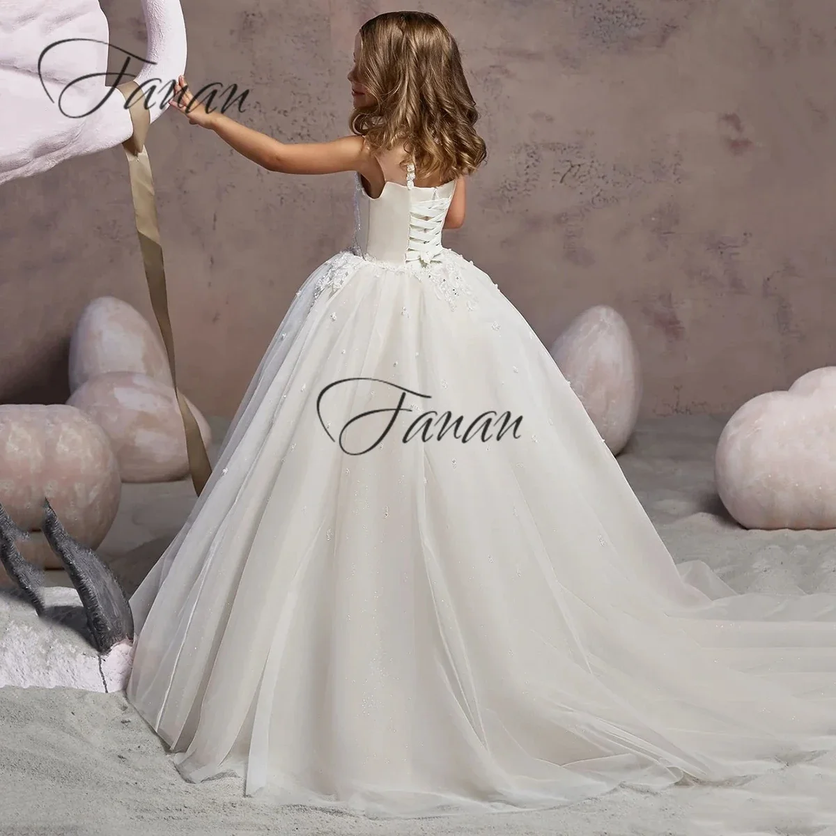 2022 Lastest Lace Appliques Flower Girl Dresses Scoop Neck Beading abiti da spettacolo di bellezza per bambini Brush Train Kid Ball Gowns