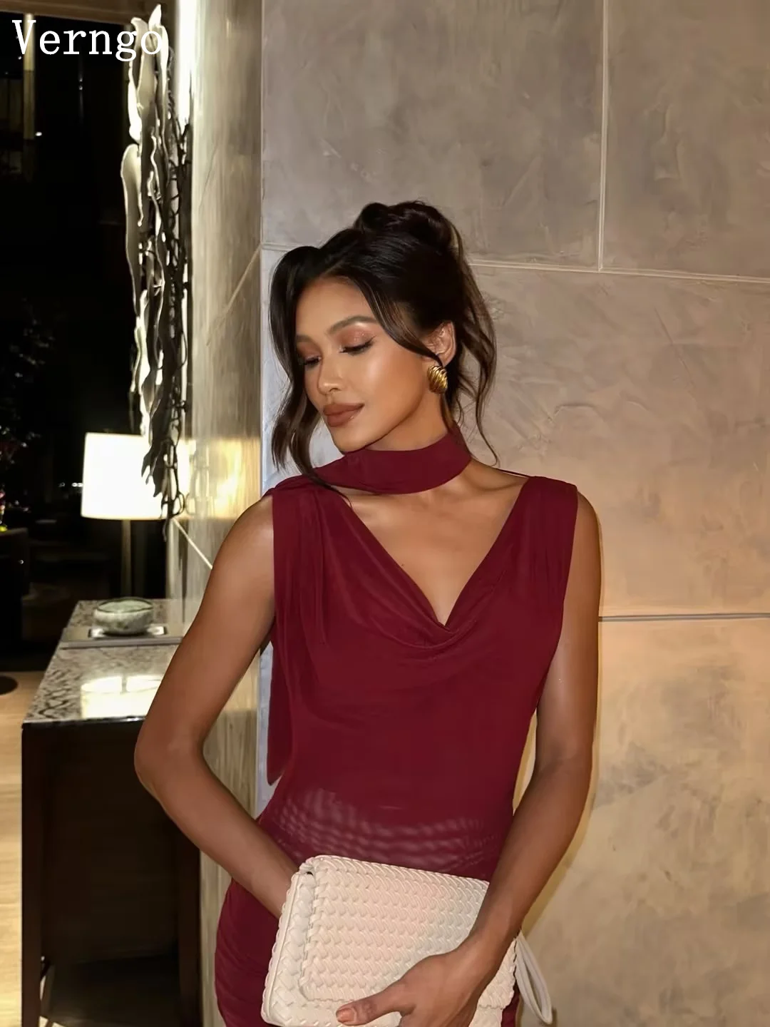 Verngo レッドクレープイブニングドレス V ネック A ラインフォーマルオケージョンドレスエレガントなバックレスモダンなプロムドレスアラビアカスタマイズ