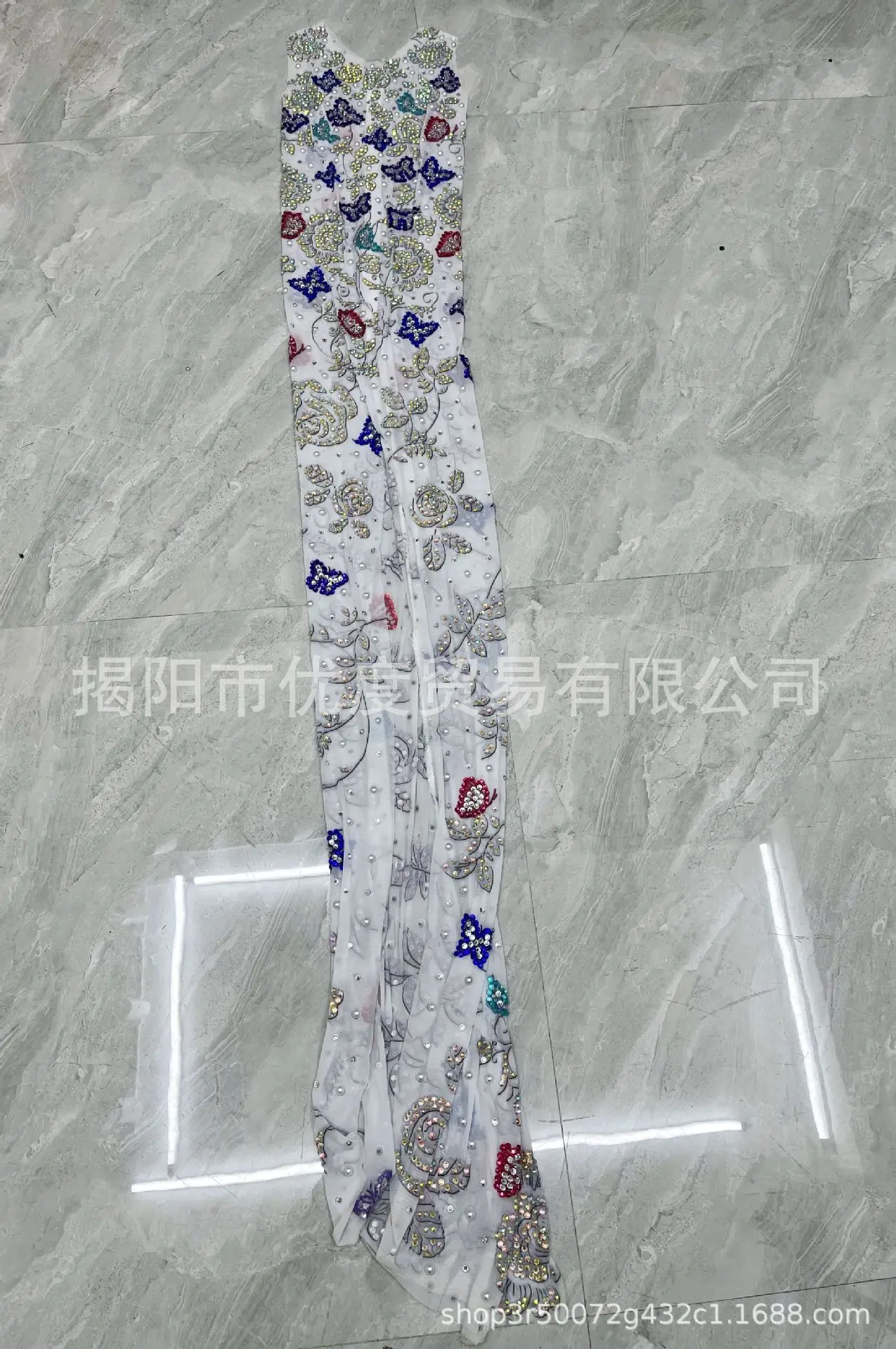 2026 سبليت شوكة زائدة الذيل قبل تصميم كريستال مشرق حجر الراين فستان عيد ميلاد كوكتيل حفلة السجاد فراشة الحب زهرة