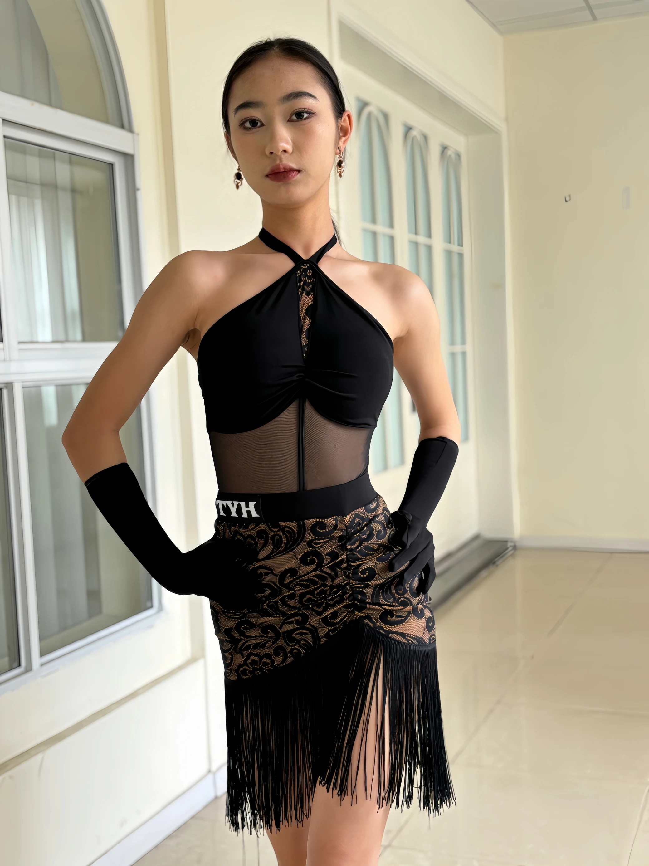 

Женский комплект для латинских бальных танцев по индивидуальному заказу, топ с завязками на шее, полуюбка с кисточками, профессиональный тренировочный комплект, платье с бахромой, юбка с кисточками