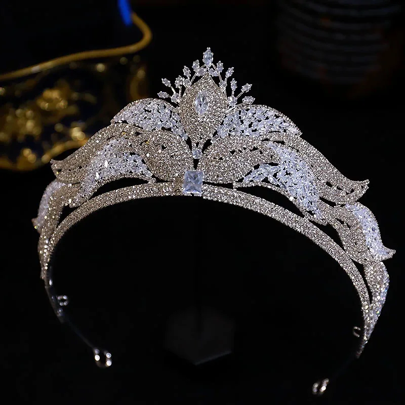 Luxurious Shiny Cubic Bride Wedding Hair Crown Elegant Bridal Headwear for Studio Props Role-playing Birthday High-end Crowns