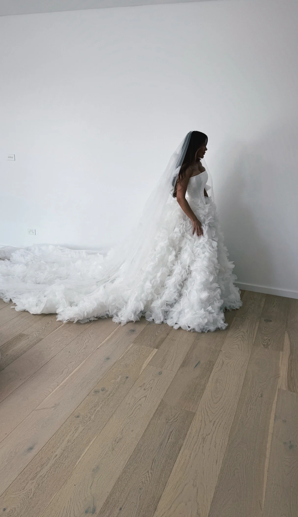 Luxurious White A-Line 3D Floral Women's Wedding Dress With Sexy Exposed Straps Train Bride Dress Vestido De Noiva Customized view 3