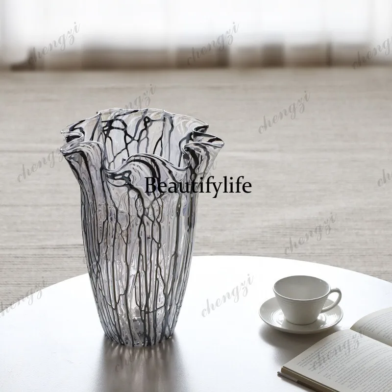 Light luxury style vases, vintage glass ornaments, flower arrangements, hydroponic fresh flowers, light luxury lines
