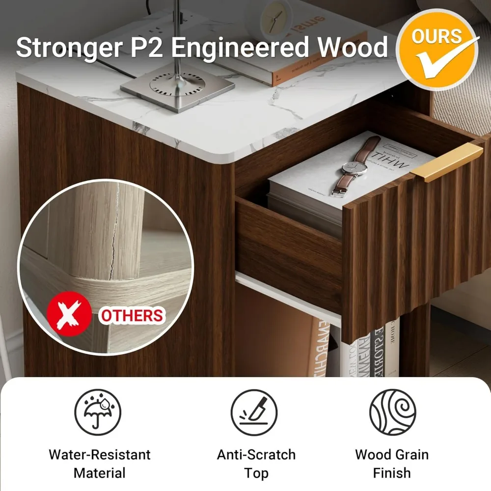 Table de chevet moderne du milieu du siècle avec station de recharge, grande table de chevet cannelée en noyer avec plateau en faux marbre