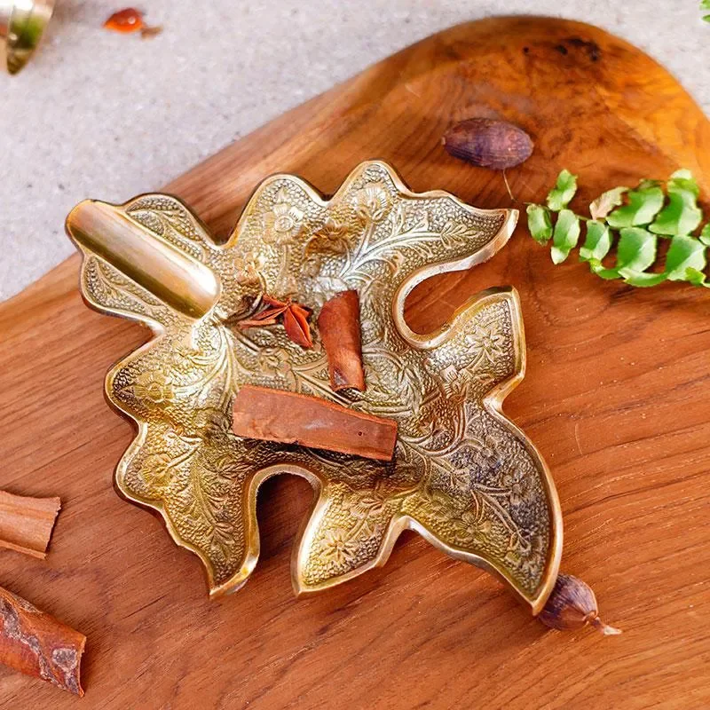 Vintage Brass Leaf Ashtray Retro Relief Design Desktop Cigarette Holder Home Office Decor Creative Metal Smoking Accessory