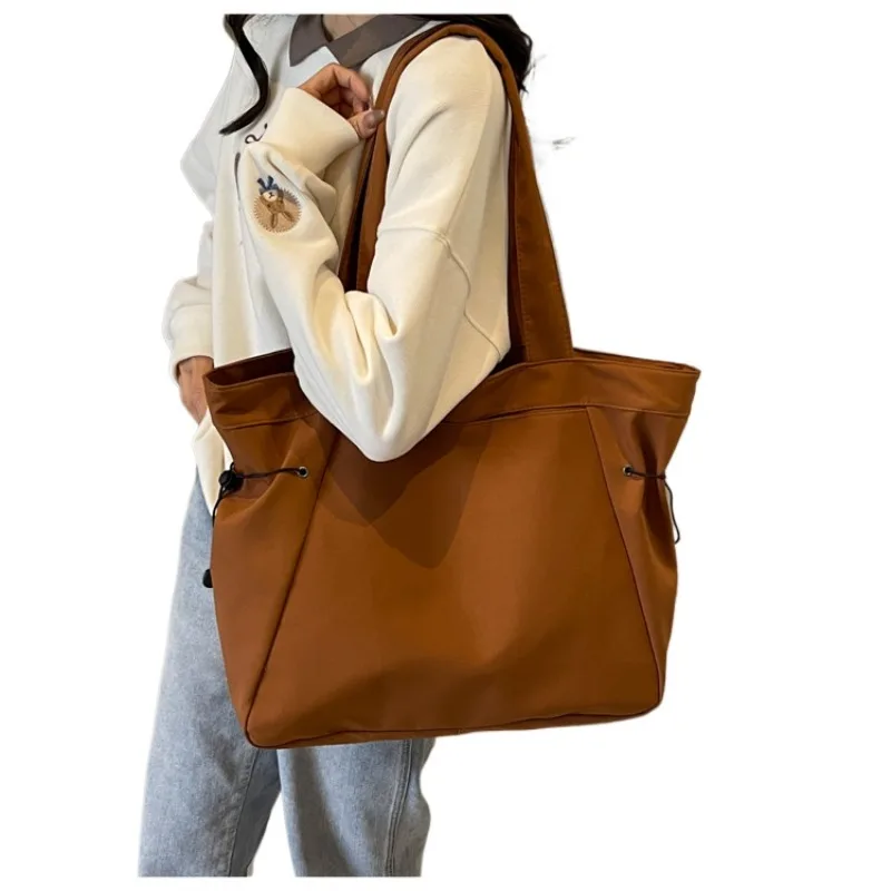 

Large-capacity fashion make-up class commuting leisure bag 2025 spring new hundred ins single shoulder armpit bag Tote bags