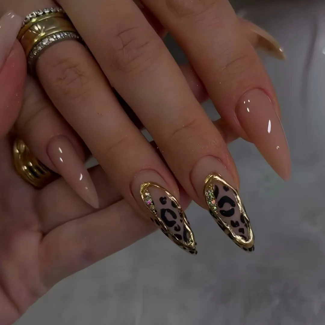 24 szt. Brązowe Sztuczne Paznokcie Kwiaty Leopardzi Wzór Pełne Pokrycie Długie Migdałowe Sztuczne Paznokcie Do Noszenia Złote Perły Wzór Paznokci Dociskanych
