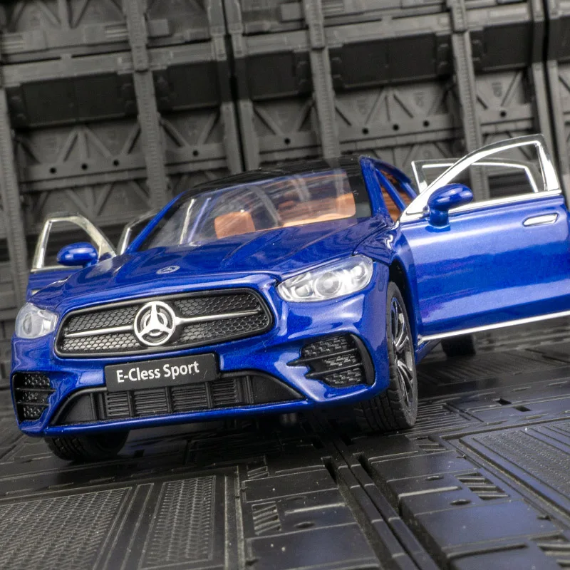 

1:24 Mercedes Benz E300L модель автомобиля из сплава, украшение для мальчиков, дверей и капота двигателя, багажник можно открыть