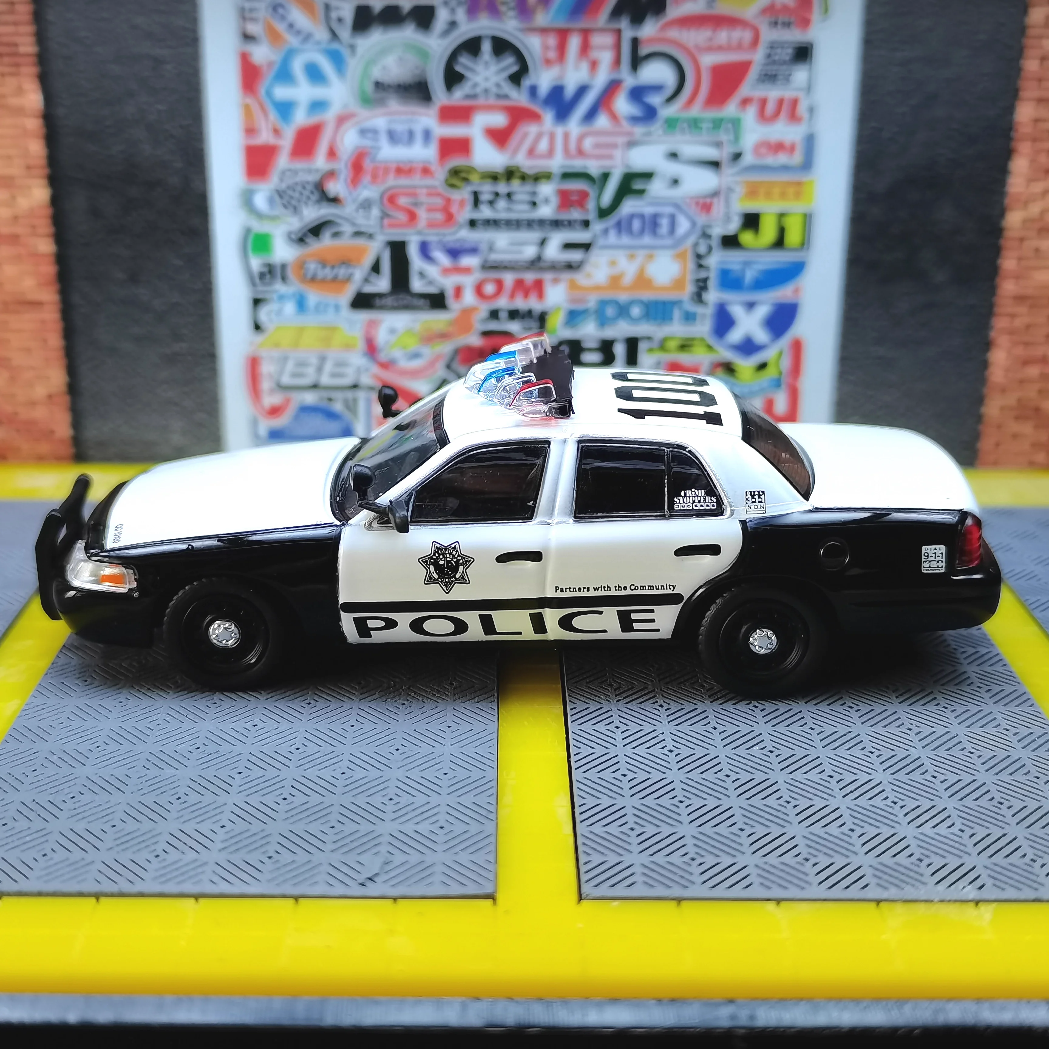 

596 Model 1:64 Las Vegas Police Vermont State Police Victoria Crown CV Alloy Car Model