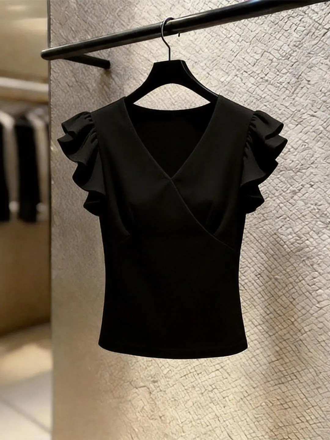 

Retro Black Short Sleeve Slim Fit Women's Top with Lace Hemline Fashionable Versatile Korean Style Commute Suitable T-shirt