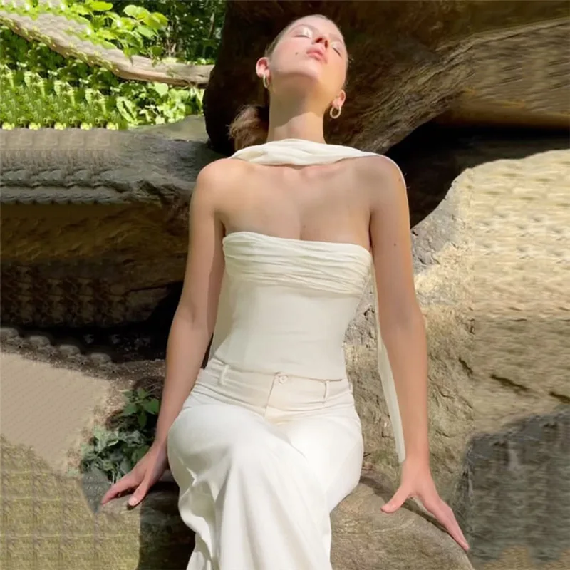 Herfstmodetrend dameskleding 2022, nieuw slim fit met één schouder, zichtbare navel, effen kleur binnenvest
