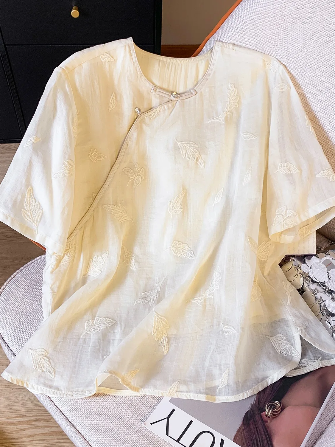 

Элегантная летняя женская льняная рубашка с вышивкой в китайском стиле, топ-костюм для чаепития, на пуговицах, из хлопка и льна, в буддийском дзен-стиле