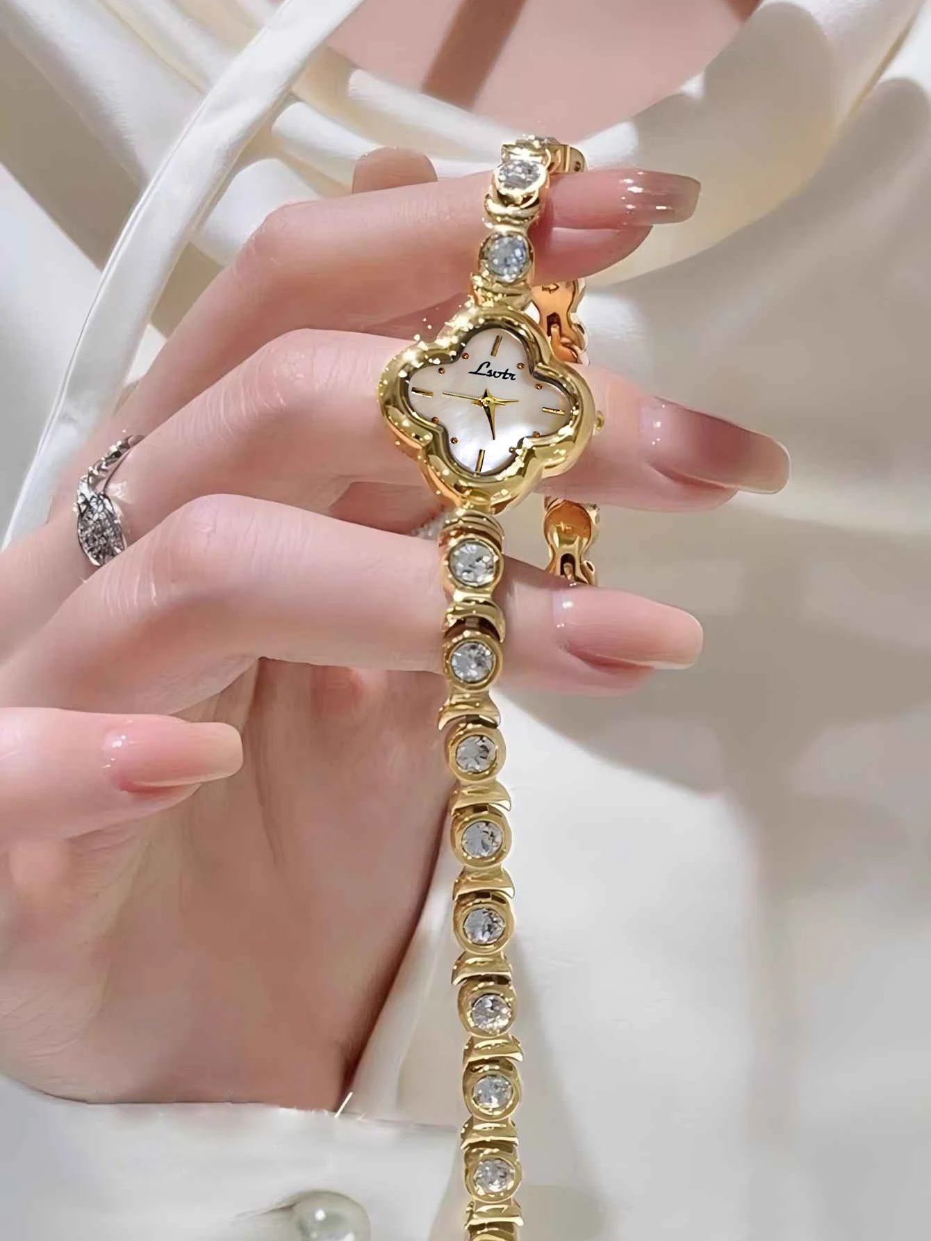 

Новые элегантные женские часы с корпусом в форме четырехлистного клевера, инкрустированным стразами браслетом и кварцевым механизмом.