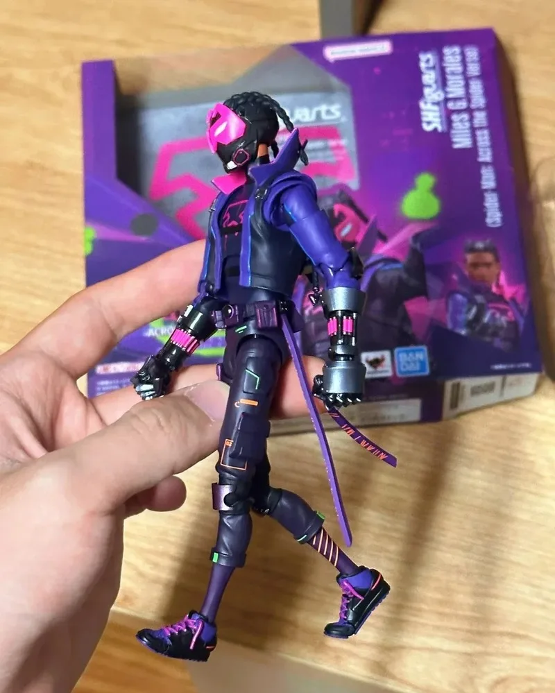 متوفر في المخزون بانداي الأصلي SHFiguarts مايلز G.Morales (الرجل العنكبوت: عبر الآية العنكبوتية) شخصيات الرسوم المتحركة نموذج اللعب هدية