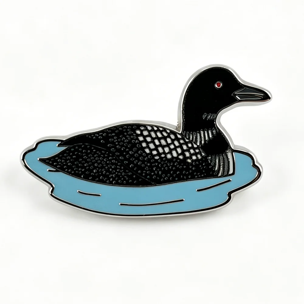 Common Loon Metallbrosche, niedliche Wasservogel-Emaille-Anstecknadel, kanadisches Great Northern Taucher-Abzeichen, Kleidungs- und Rucksack-Reversnadel, Naturgeschenk – Detail 1
