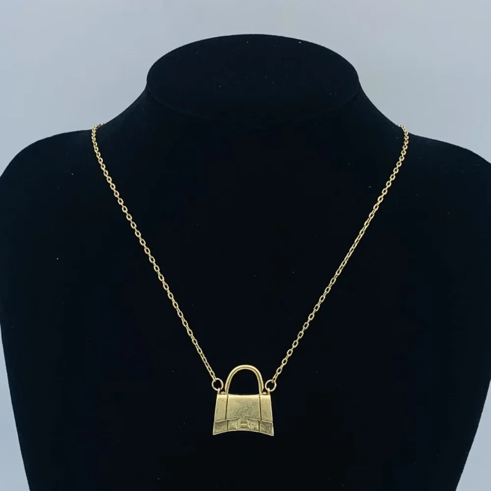 

2025 Classic Explosive Necklace B Letter Popular Design Sense Female Necklace