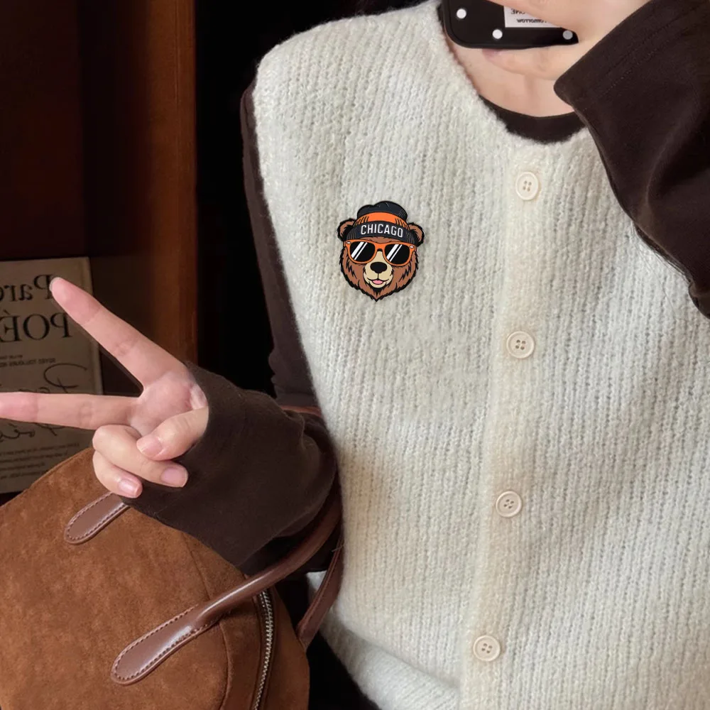 Chicago Bears Coole Sonnenbrillen, Strickmützen, Emaille-Pins, Retro-Sportbroschen, Rucksäcke, Jacken, Hüte, Accessoires, Fußball-Fan-Geschenke – Detail 9