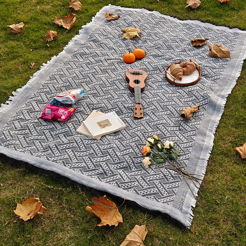 Geometric Grid Pattern Woven Decor Rug Foldable Portable Multi Purpose Floor Mat Lightweight Carpet for Outdoor Picnic