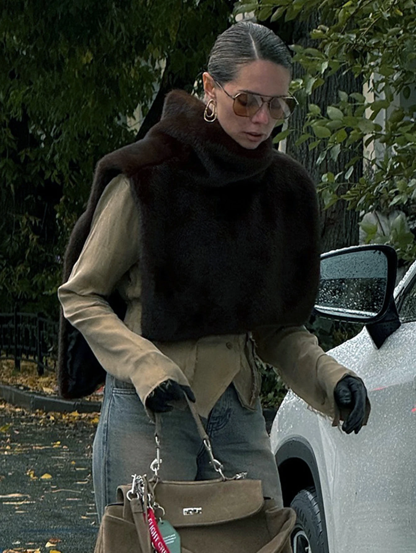 بلوزة جديدة لخريف وشتاء 2025 بلون سادة بنصف رقبة عالية وأكتاف مشعرة على الموضة بدون أكمام للنساء #5