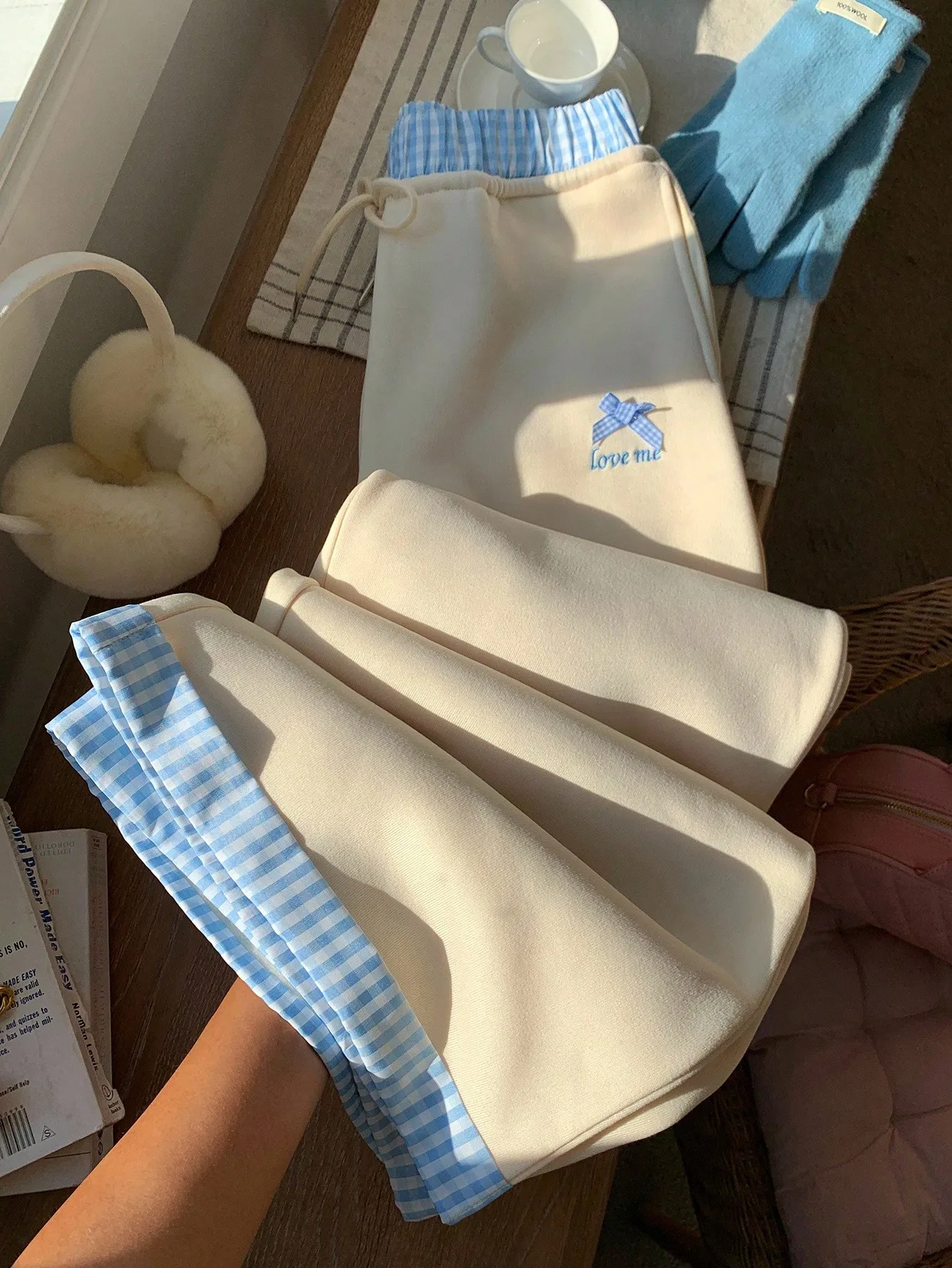 

Мягкие флисовые спортивные штаны с синей клетчатой отделкой и вышитым бантом