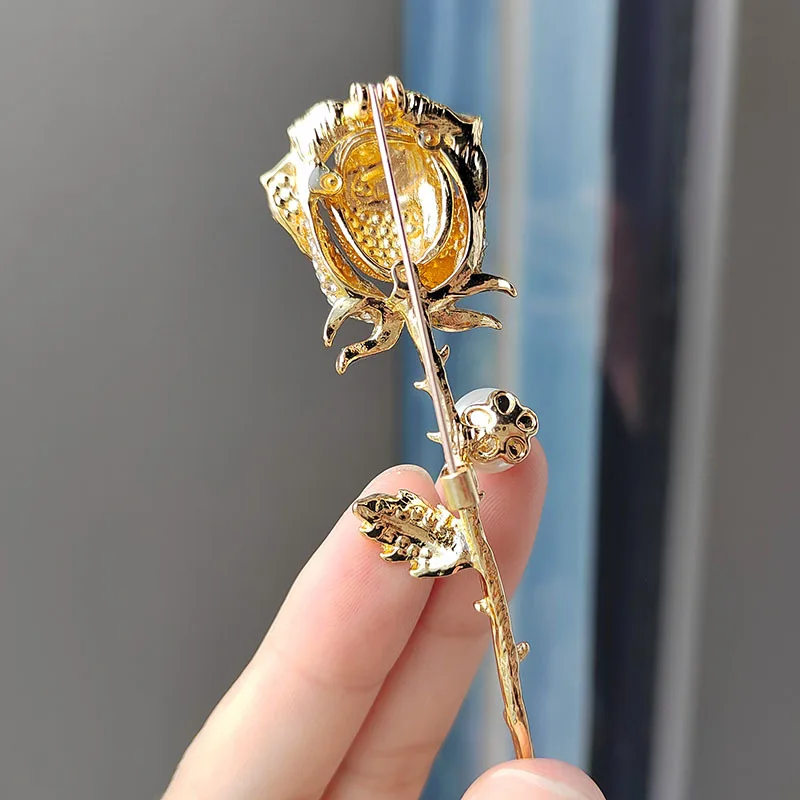 Fashion Gold Color Rhinestone Rose Brooches For Women Luxury Design Metal Pearl Flower Brooch Pins Wedding Party Jewelry Gifts