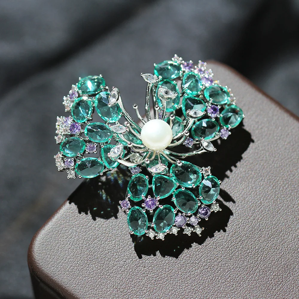 

Высококачественная брошь в виде трехлепесткового цветка с микроинкрустацией цирконом для тяжелой промышленности, элегантная изысканная булавка для женских аксессуаров с пресноводным жемчугом