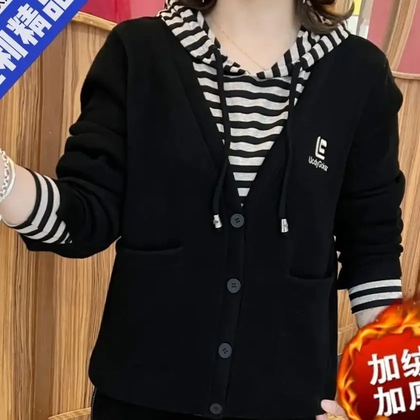 ベルベットのフード付きスウェットシャツの女性の新しいスタイルスプライシングファッショナブルなカジュアル偽ツーピースママトップルーズ長袖