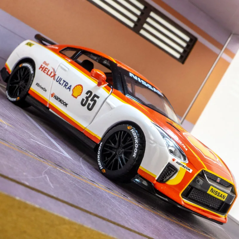 

1:32 Nissan GT-R Shell, модель автомобиля из сплава, украшения, двери, можно открыть со звуком и светом, детская игрушечная машина, подарок на день рождения