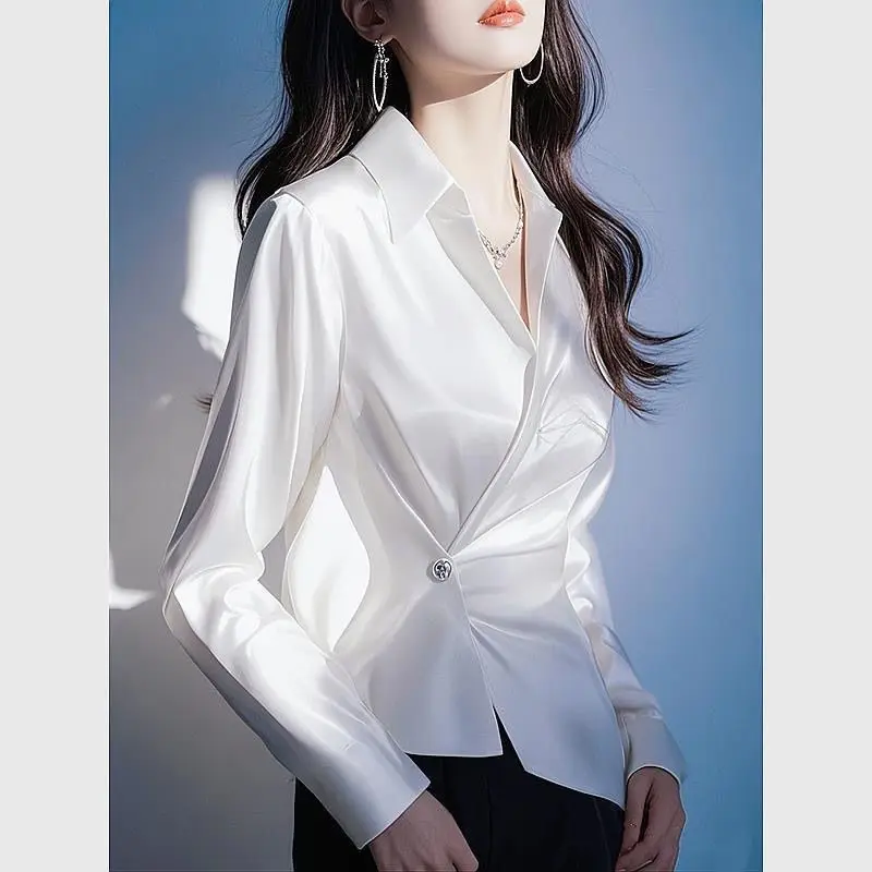

Белая атласная простая блузка с длинными рукавами, весенняя женская одежда, новинка 2025, корсетные рубашки, модная плиссированная однотонная футболка с v-образным вырезом