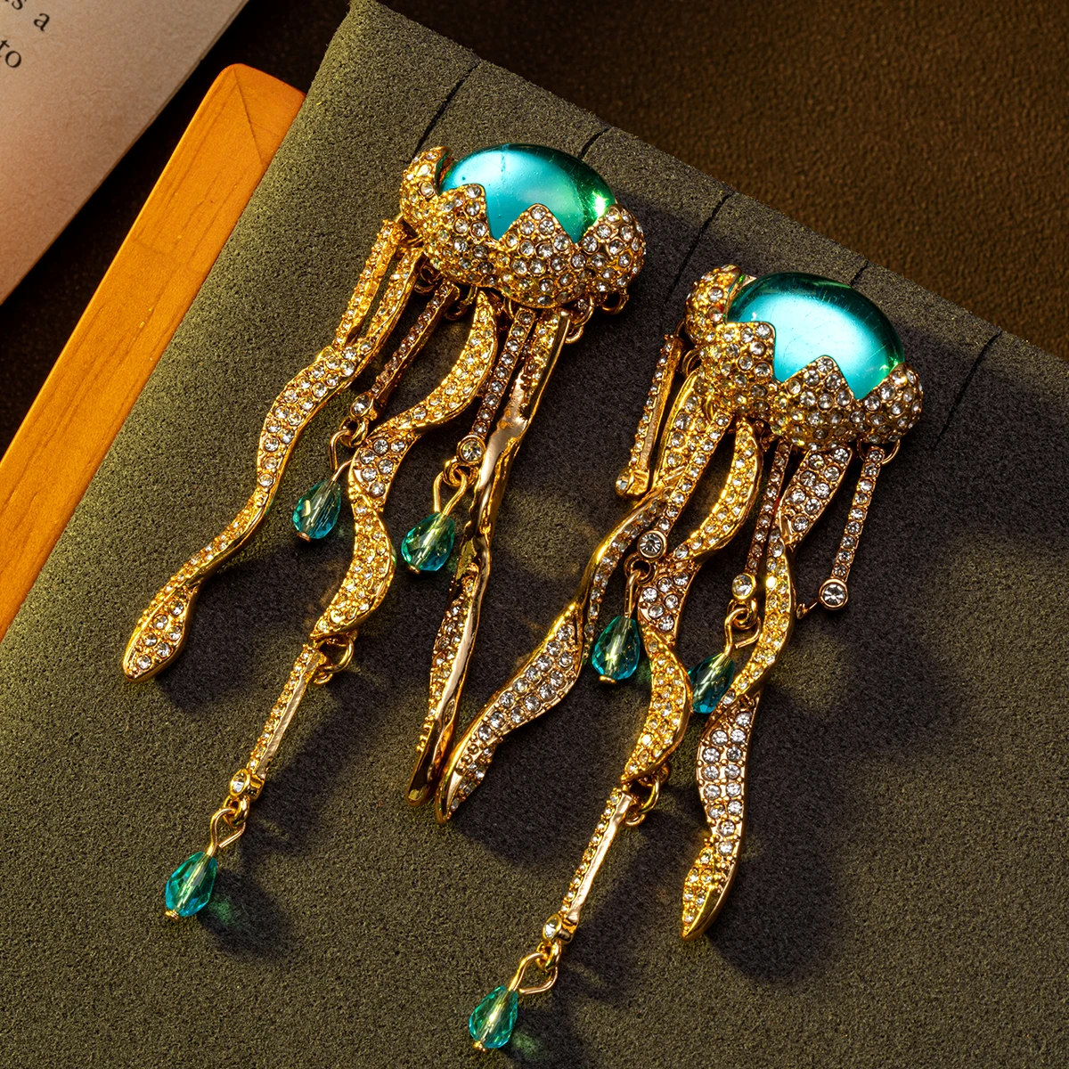 

Пара винтажных модных серег в форме медузы с инкрустацией золотыми и синими стразами, подходящих для женской повседневной носки, вечеринок, фестивалей и танцевальных мероприятий; подарок для женских друзей, праздничного подарка