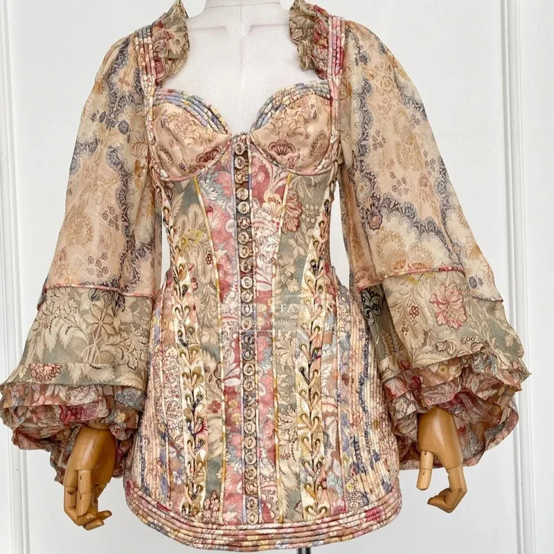 فستان نسائي لخريف 2026 جديد عالي الجودة مزين بالزهور والوردي والبني مطبوع عليه زهور وأكمام طويلة فساتين قصيرة بدون ظهر