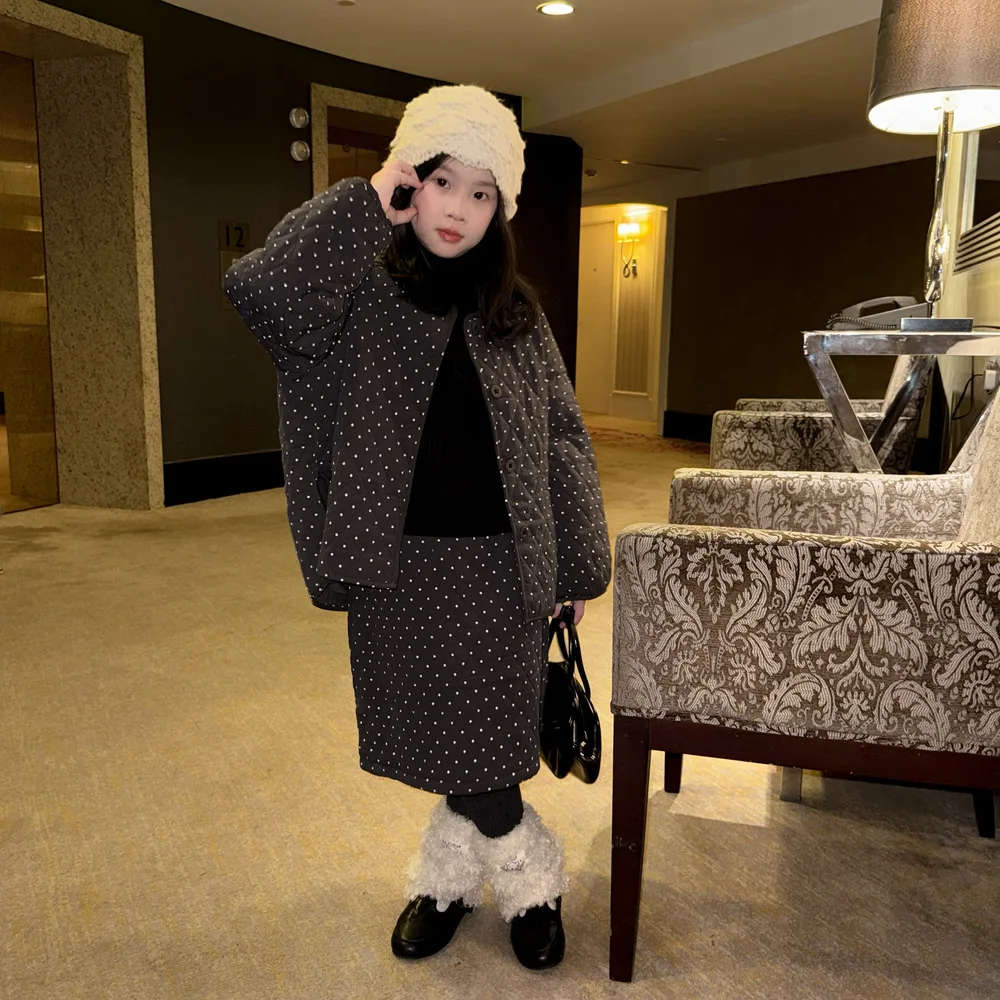 

Зимний комплект одежды из 2 предметов для девочек, корейский утепленный теплый детский парки для девочек, костюмы, свободная повседневная мягкая юбка в горошек с принтом для маленьких девочек